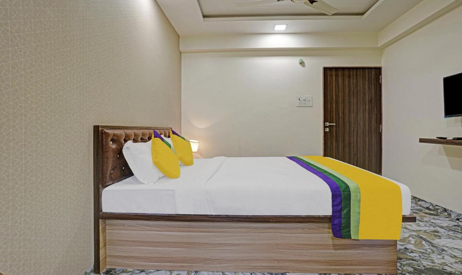 Glitz Hotels Golden Birds - Mahape, Navi Mumbai Extérieur photo